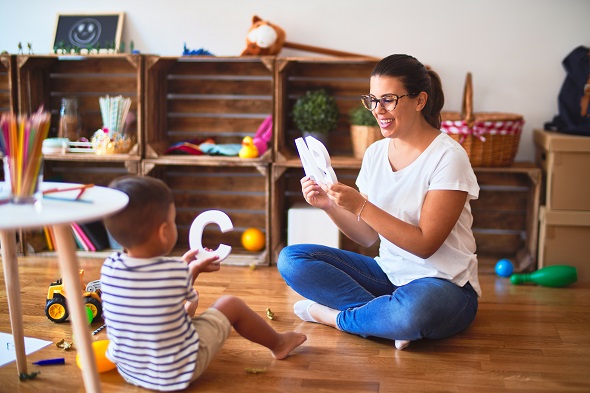 parents teaching her child to read